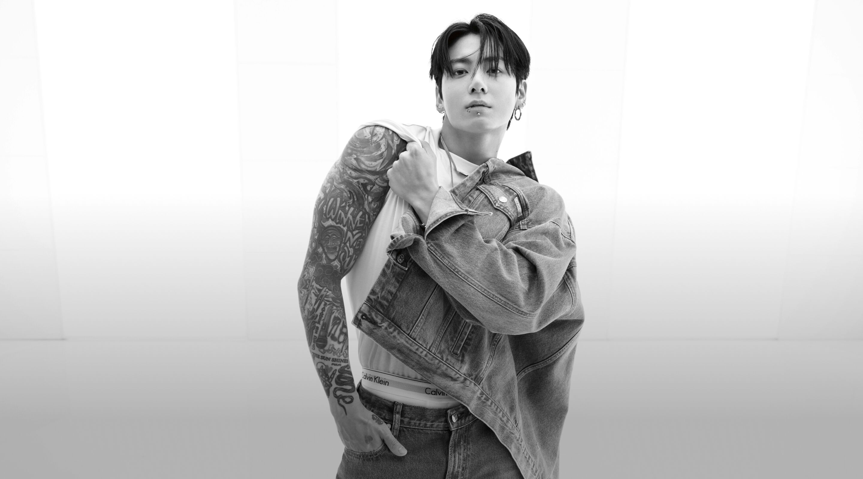 Calvin Klein Turned Up Jung Kook 穿上全新系列型格登場。